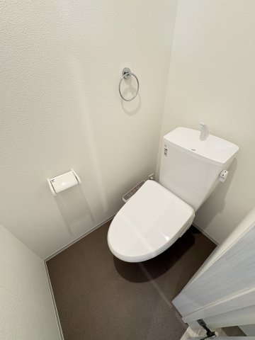 トイレ　写真は同建物の別部屋を参考に掲載しております。