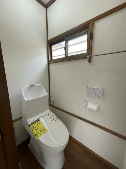 トイレ　リフォーム済みのトイレは温水洗浄便座もついて清潔