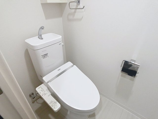 トイレ　掲載写真は同型モデルを掲載しており実際のお部屋と仕様等が異な
