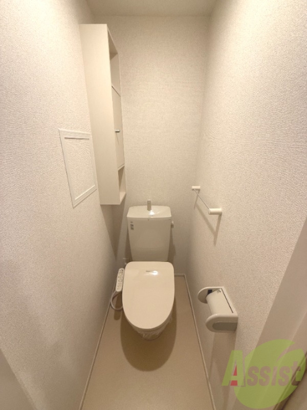 トイレ　トイレはこちらです。収納もあり、使いやすそうですね。