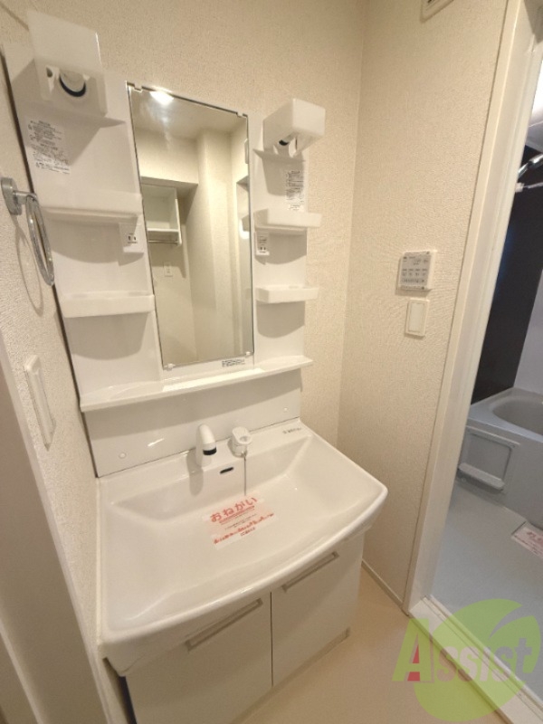 洗面設備　洗面台はこちらです。朝の準備がしやすそうですね。