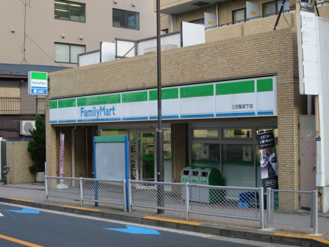 コンビニ　ファミリーマート三田聖坂下店（コンビニ）まで159m