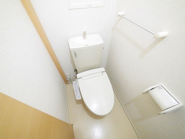 トイレ　落ち着いた色調のトイレです