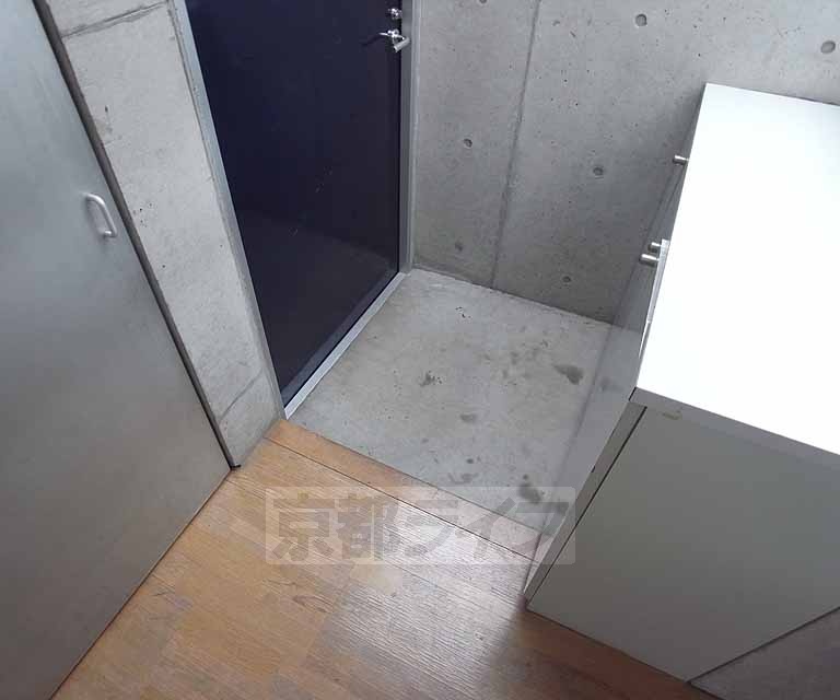地下鉄東西線 太秦天神川駅 徒歩9分 3階建 築39年の玄関写真