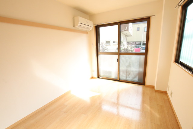 居室・リビング　二面採光の風通しが良く、明るいお部屋です♪