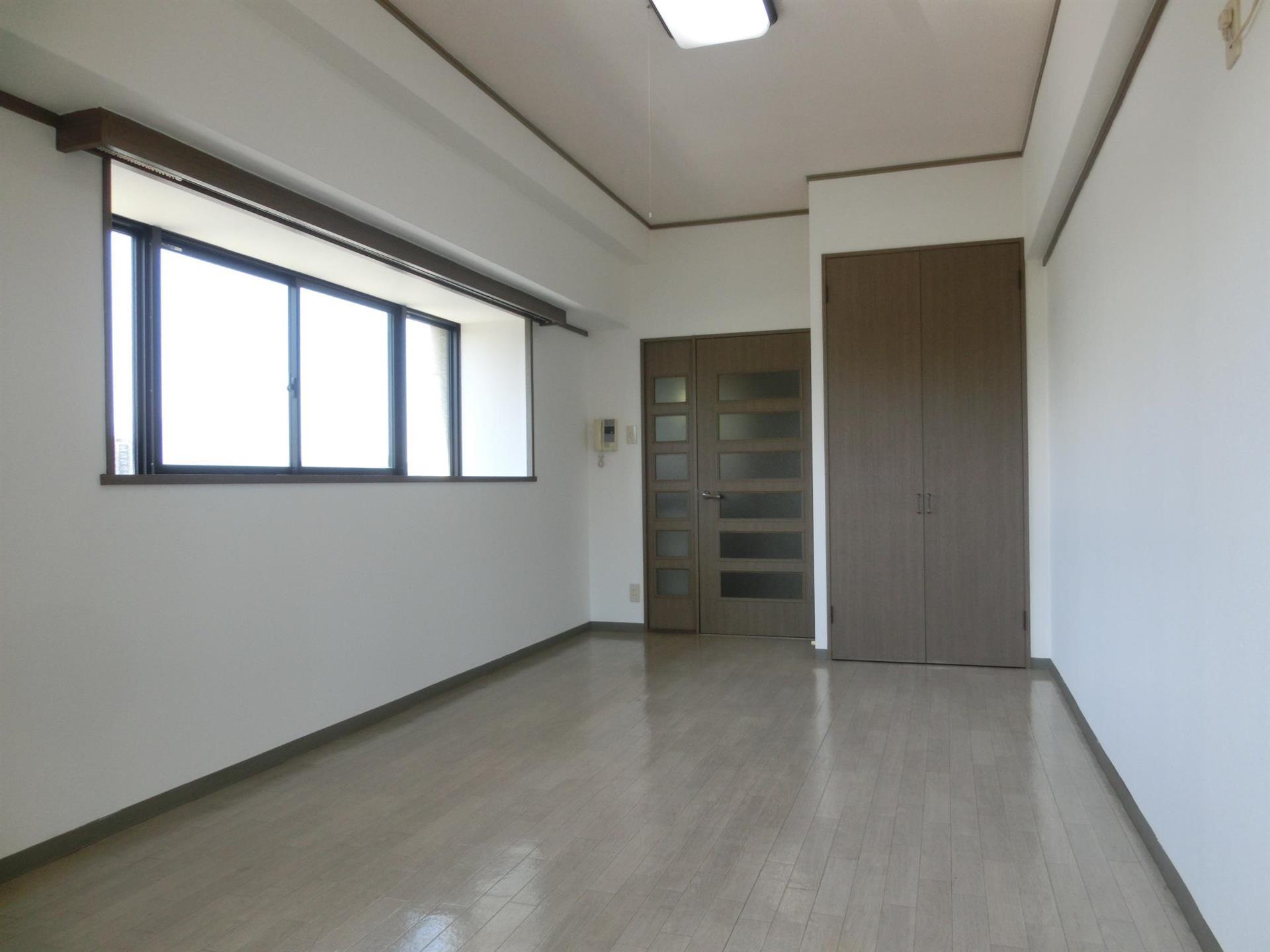 居室・リビング　角部屋！出窓有り