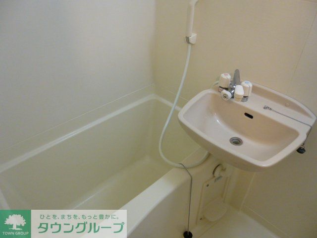バス・シャワールーム　浴室換気乾燥機付きです♪