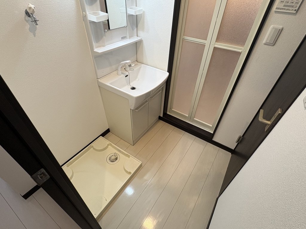 洗面設備　扉付き脱衣所　独立洗面台・室内洗濯機置場