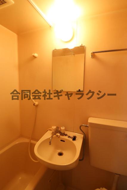 洗面設備　綺麗な鏡付きです