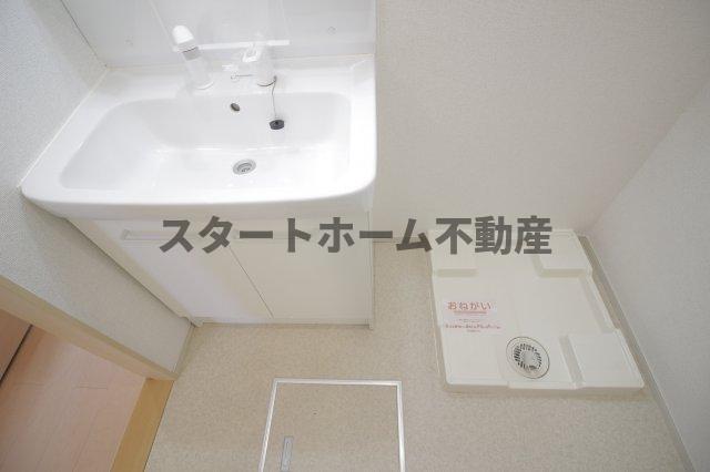 洗面設備　明るい洗面所です
