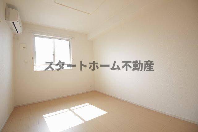 その他部屋・スペース　落ち着いた色調の寝室です