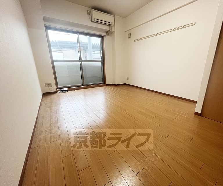 居室・リビング　綺麗なフローリングの居室です。