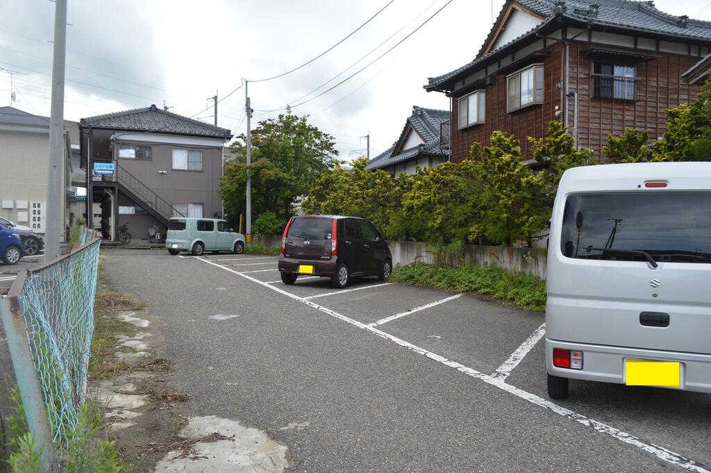 【ハイツ松鷹の駐車場】