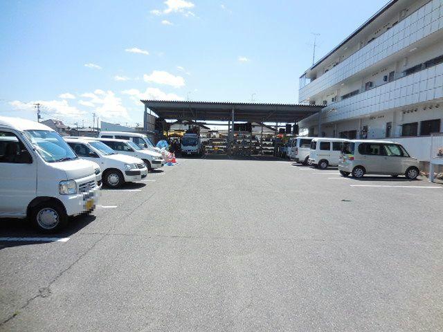 【郡山市芳賀のマンションの駐車場】