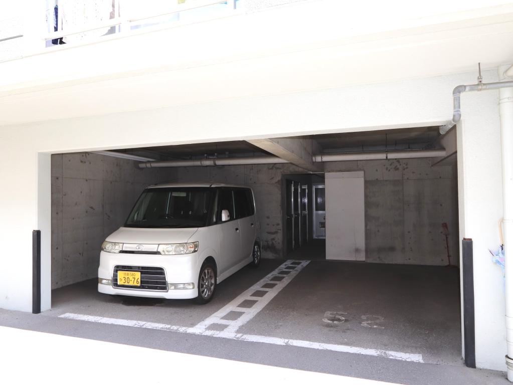 【徳島市住吉のマンションの駐車場】