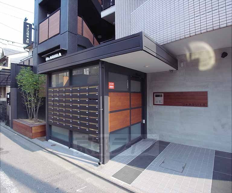 【京都市右京区西院西三蔵町のマンションのエントランス】