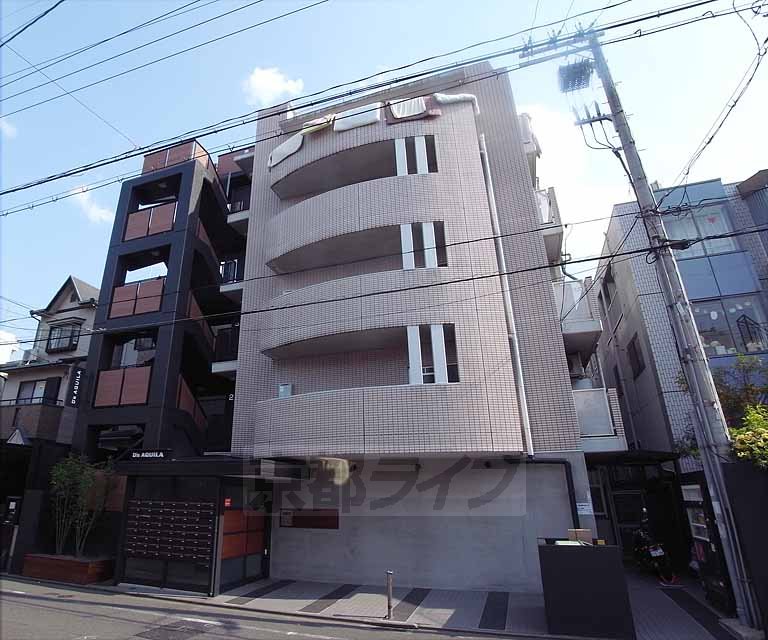 【京都市右京区西院西三蔵町のマンションの建物外観】