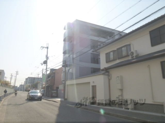 京都市右京区西京極東町のマンションの建物外観