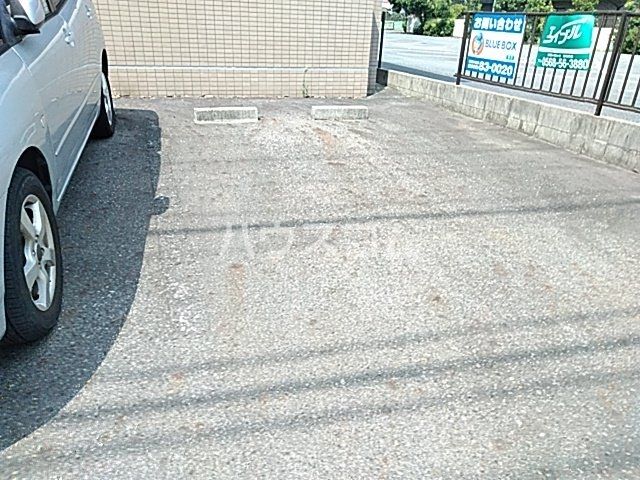 【春日井市浅山町のマンションの駐車場】