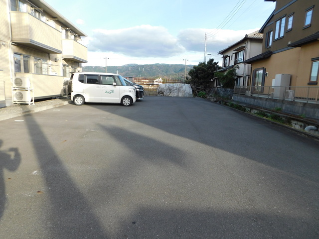 【伊豆の国市原木のアパートの駐車場】