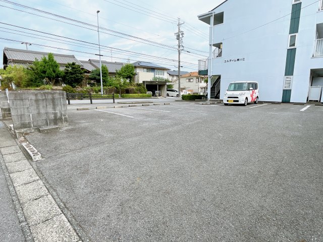 【エルディム横川Iの駐車場】