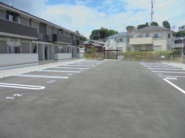 【奈良市中山町のアパートの駐車場】