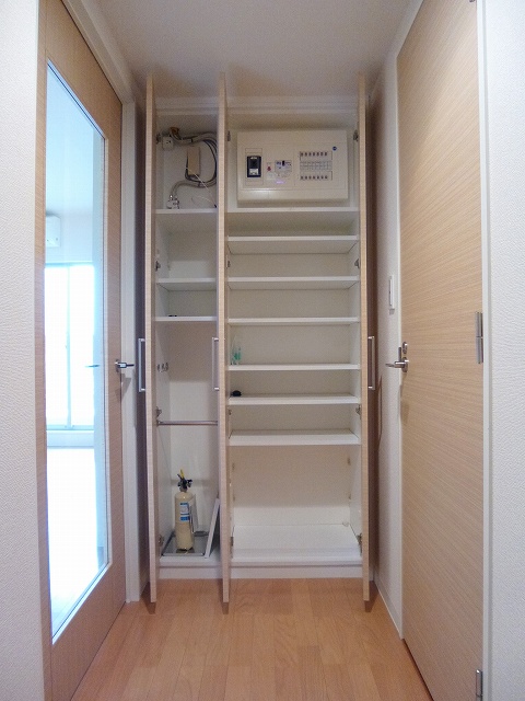 玄関　収納豊富なトールタイプのシューズＢＯＸです