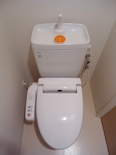 トイレ　温水洗浄便座です