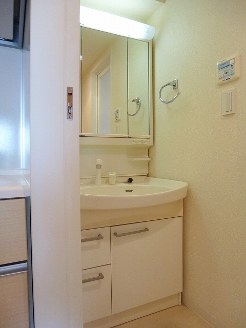 洗面設備　三面鏡付ハンドシャワー付独立洗面室