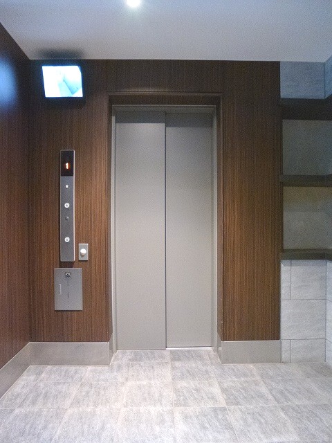 ロビー　鍵がないと作動しないモニター付エレベーター