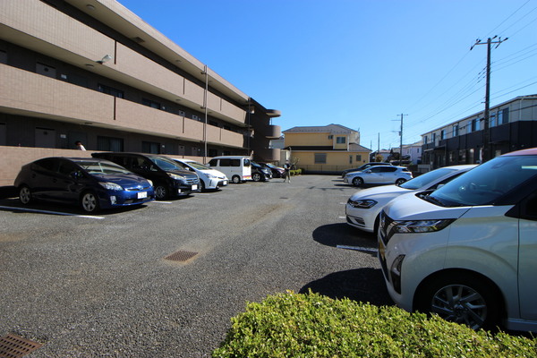 【モンターナ壱番館の駐車場】