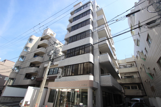 【広島市中区南竹屋町のマンションの建物外観】