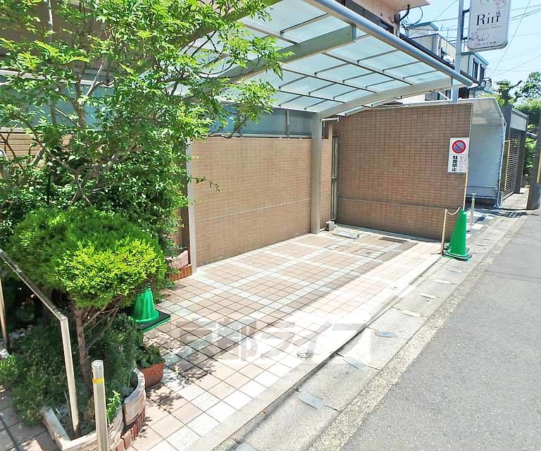 【京都市西京区桂野里町のマンションのエントランス】