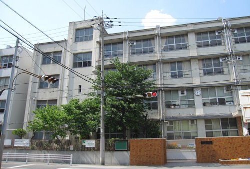 【大阪市福島区海老江のマンションの中学校】