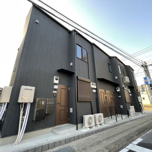 【松戸市小山のアパートの建物外観】