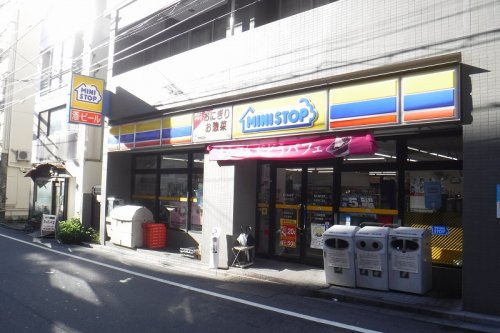 【新宿区北新宿のマンションのコンビニ】