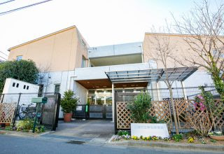 幼稚園・保育園　まなびの森保育園三鷹（幼稚園・保育園）まで211m