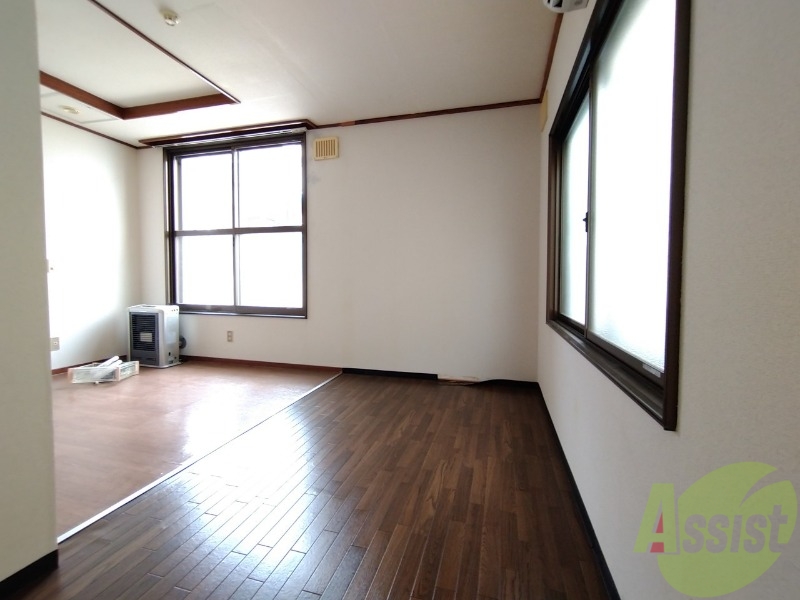 その他部屋・スペース　こちらが寝室です。窓が大きくて明るいですね。