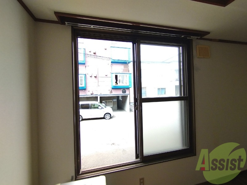 バルコニー　窓からの日光は気持ちを明るくしてくれますよ。