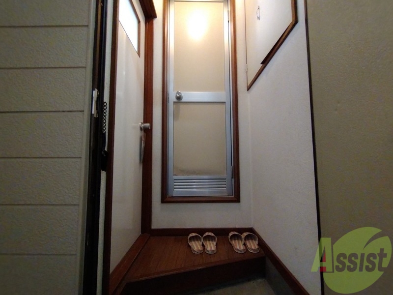 玄関　玄関です。すぐ広い洋室につながっています。