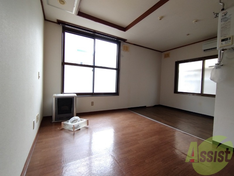 居室・リビング　リビングです。木目のフローリングが落ち着きますね。