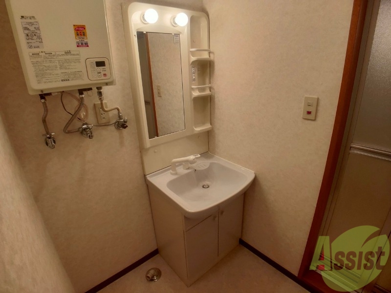 洗面設備　シャンプードレッサー。身支度はここでばっちりですね。