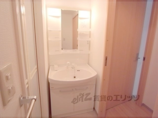 洗面設備　綺麗な独立洗面台です。