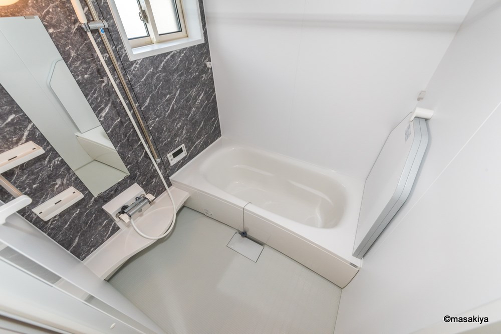 バス・シャワールーム　お風呂　一坪風呂で広々です。