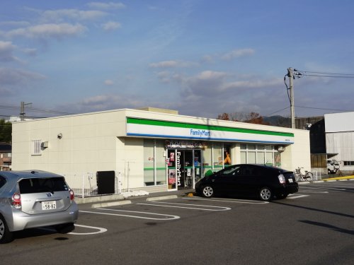 コンビニ　ファミリーマート八本松東三丁目店（コンビニ）まで298m