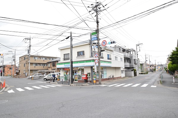 コンビニ　ファミリーマート アイダ八潮店（コンビニ）まで922m