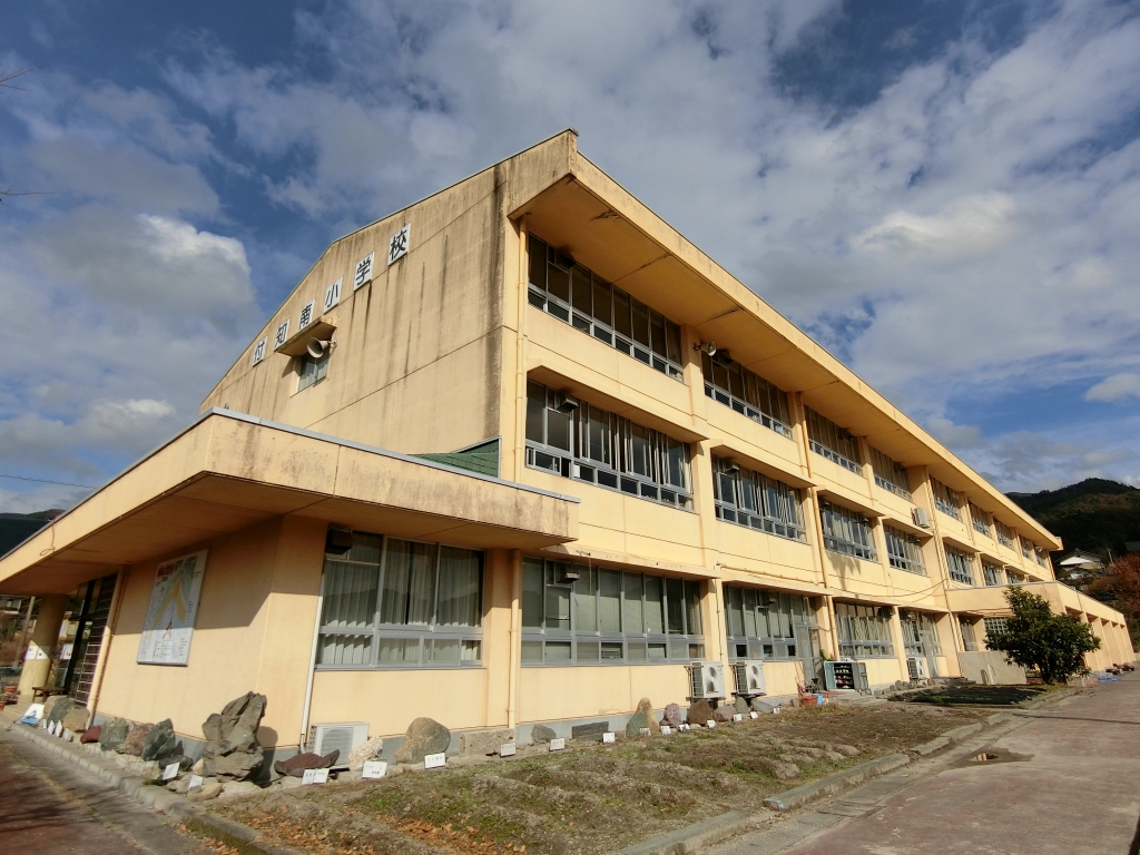 小学校　中津川市立付知南小学校（小学校）まで808m