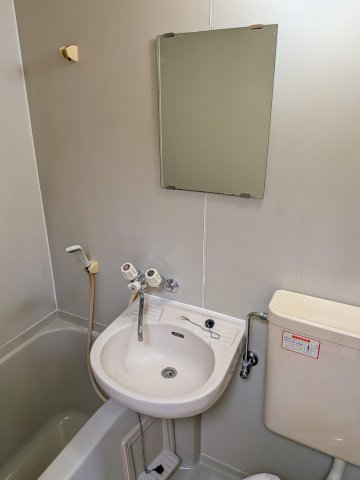 洗面設備　鏡もついてきれいな洗面台です