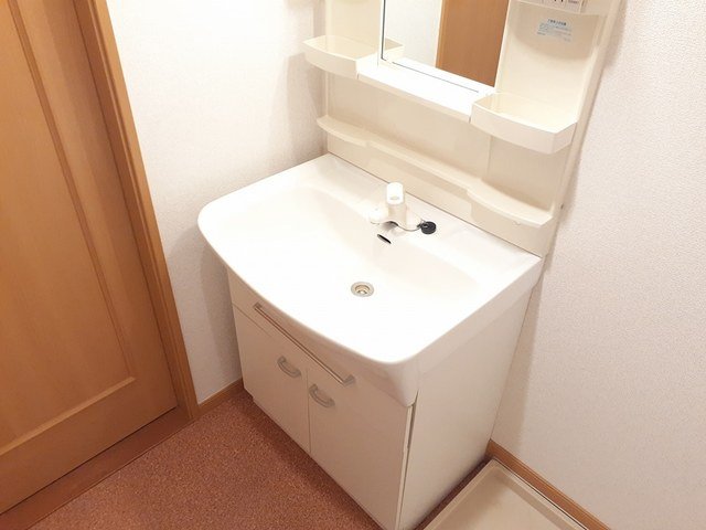 洗面設備　ゆったりとスペースのある洗面所