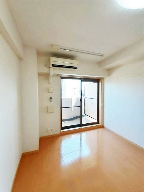 居室・リビング　エアコン付きのお部屋です。